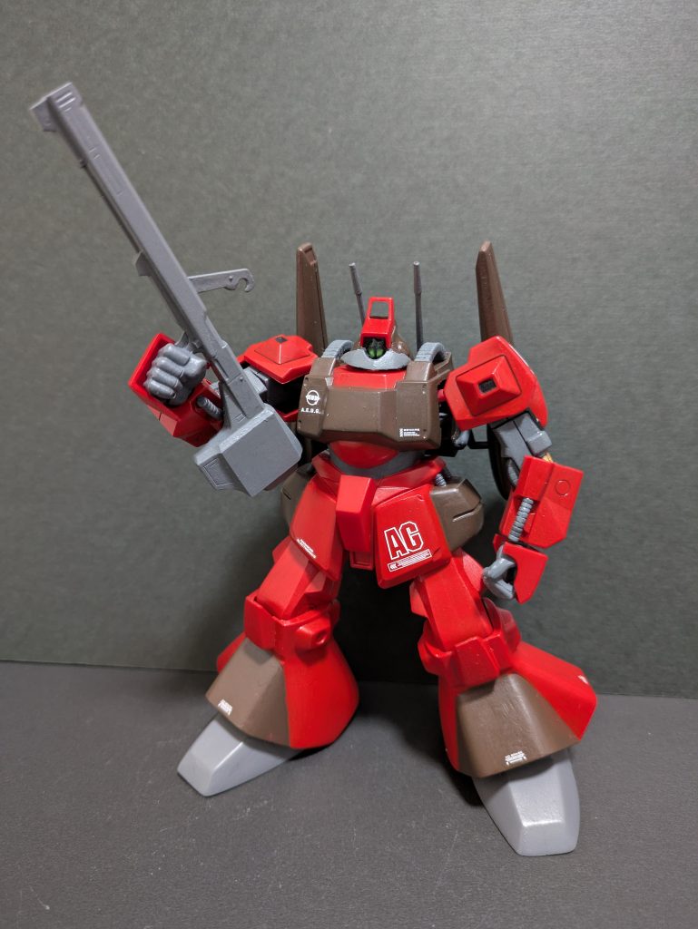 手を加えたのは頭部を分割し回転軸を追加股関節をボールジョイント化モノアイをレジン作成その他、後ハメ加工等