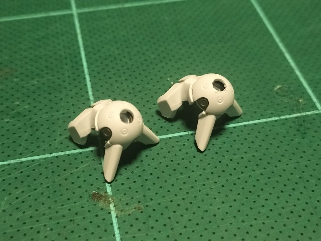 両肩の「アンビカー(シールド)」はジークアクスの肩に3mm穴を開けて接続。