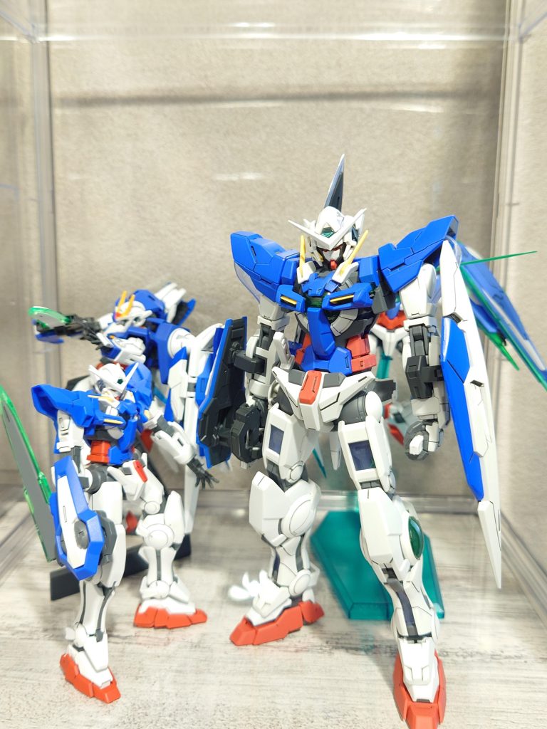 最後はお仲間たちと（笑）MGエクシアの存在感がすごい。クアンタが写りこまない(zaku-kao9)