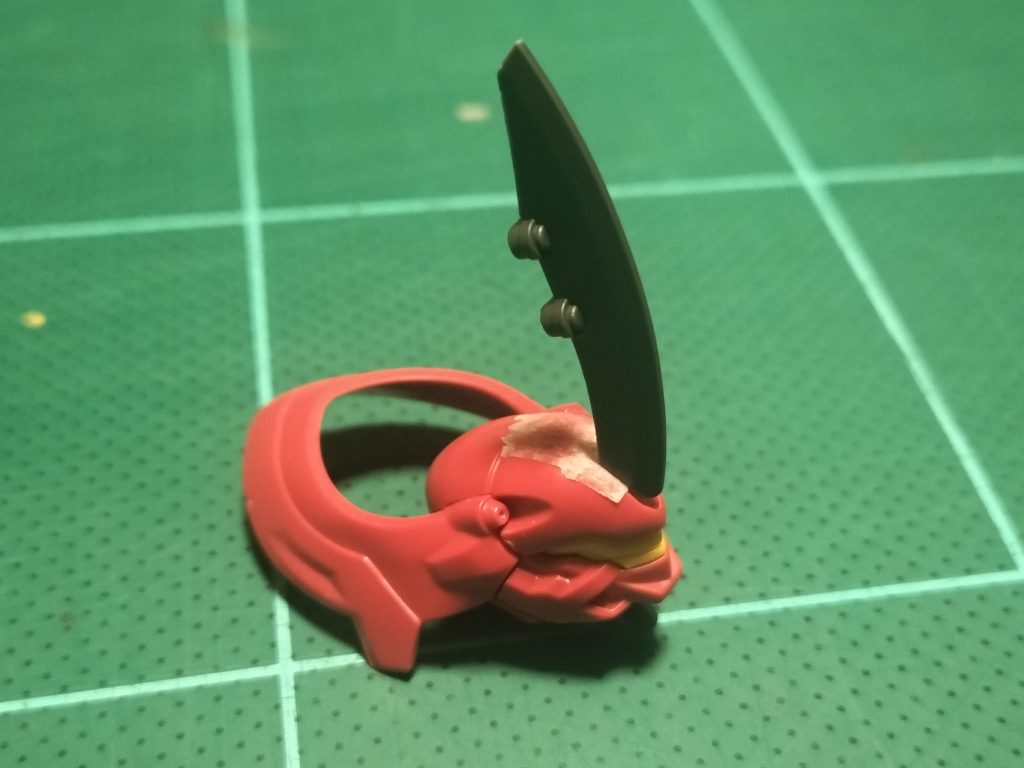 ダリルバルデのアンテナは紛失していたので、ジークアクスの「トメノスケ・ヒート・ホーク」を切り取ってぶっ刺しておきました。(ちな、後の撮影中に折れた……)