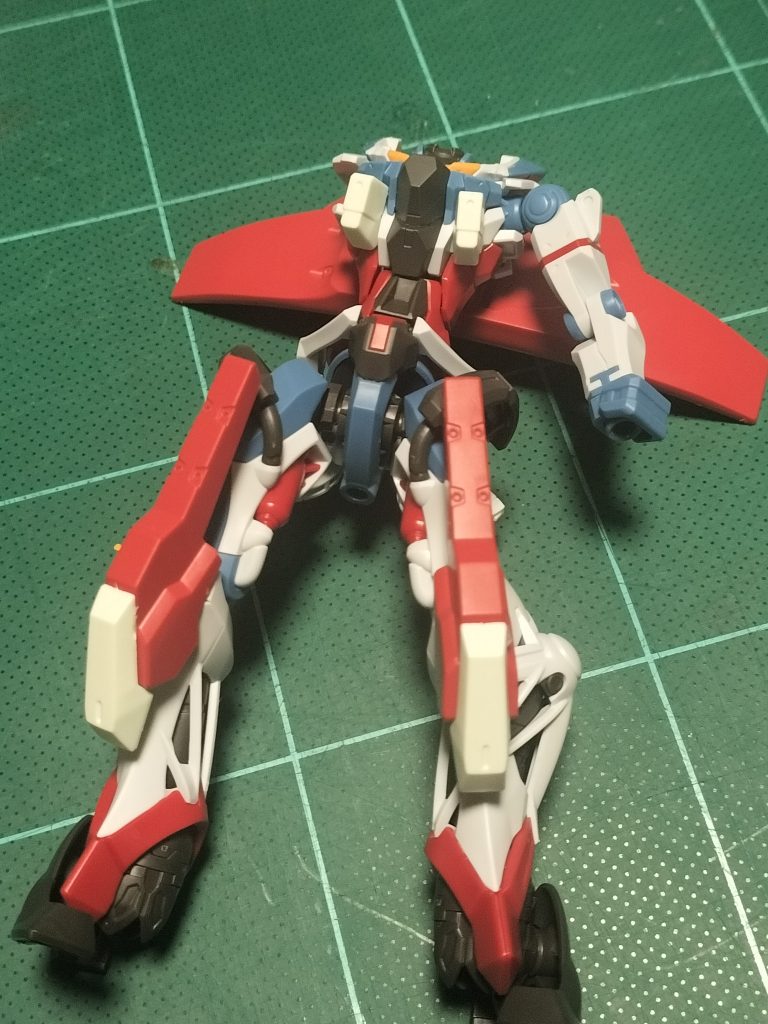 膝やら胸にダリルバルデのパーツを接着。