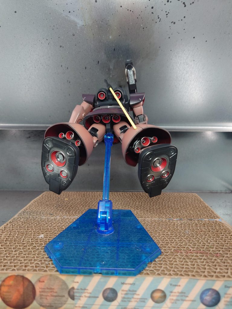 後ろから見るとスラスターたくさんで速そう！スラスターはスターブライトシルバーで塗ったあとアクリジョンのガンダムレッドで塗ってキッチンマジックリンで拭き取りました。