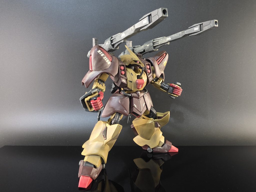 背中にガンダムフラウロスから流用した武装を取り付けて火力を強化しました。大型レールキャノンで後方支援、腰のサブマシンガンで中距離戦闘に対応します。