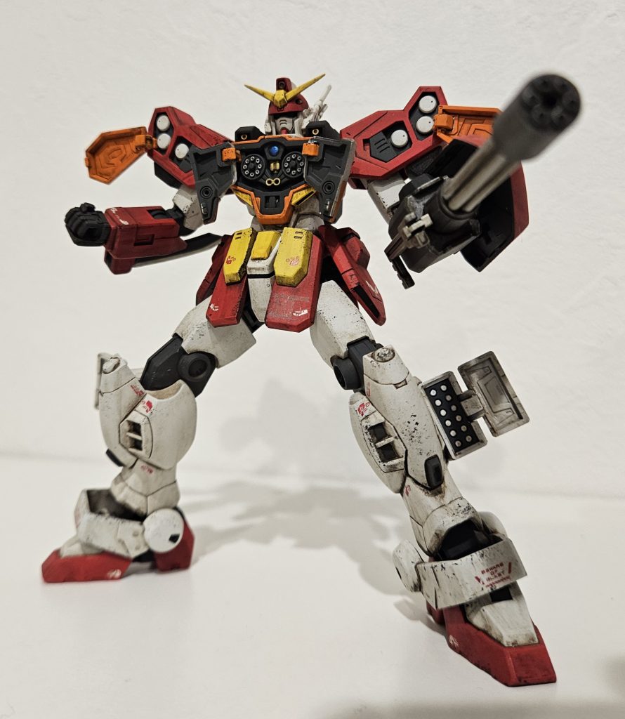 角度を変えてビームガトリングはプラ棒で銃身部分を作り直してますちなみにフロントアーマーに機体番号のデカール貼ってるのですが(過去作ったMGの余り )、あんまわかんないですね… 「オペレーションメテオでわざわざ機体番号見せびらかすかな?」と思って目立たないとこに貼ったらホントに分かんなくなりました…