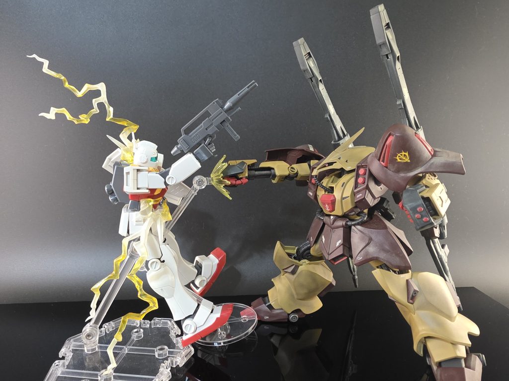 ナックルガードの表面には炸裂ボルトを備えています。昔のスパロボのFA百式改みたいに炸裂ボルトは電撃を放つ解釈です。