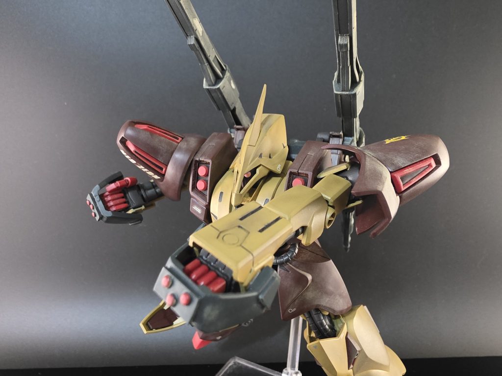 両手のアームパンチは使用時にナックルガードが展開してフィンガーランチャーを保護します。