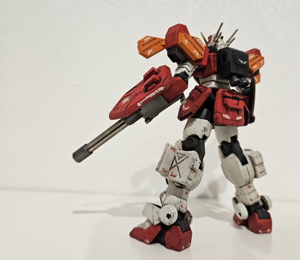 後ろからOPのあのシーンっぽく ウェザリングでプラが弱ってしまったのか、見えない部分の破損もあり、実はほぼ動かせなくなってますが💦まぁガンプラは基本動かしたりはしないんで、固定して飾っときます…それでもやはり、ヘビーアームズはかっこいい…ご覧いただきありがとうございました❗