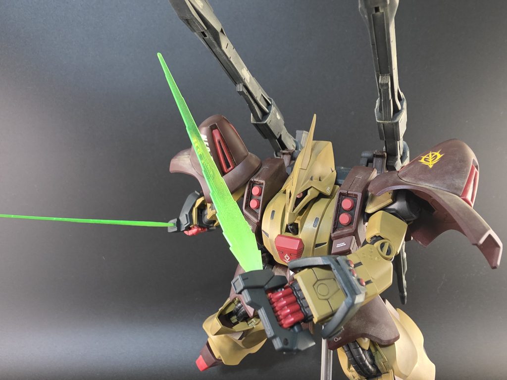 高出力ビームサーベル。腰部に2本マウント。特異な形状は後のゲーマルクのビームサーベルへと発展する…という設定です。ジェガンブラストマスターのサーベルを使用しています。