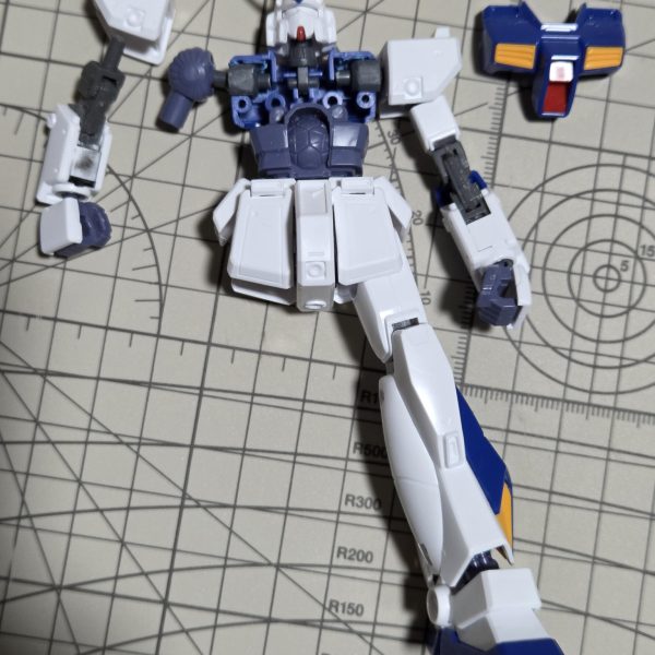 息抜きの積み崩しにアレックスを作ってます🦫古いキットなので可動面を追加したりの改造中動けば化けるのがHGアレックスなのです🍠（2枚目）