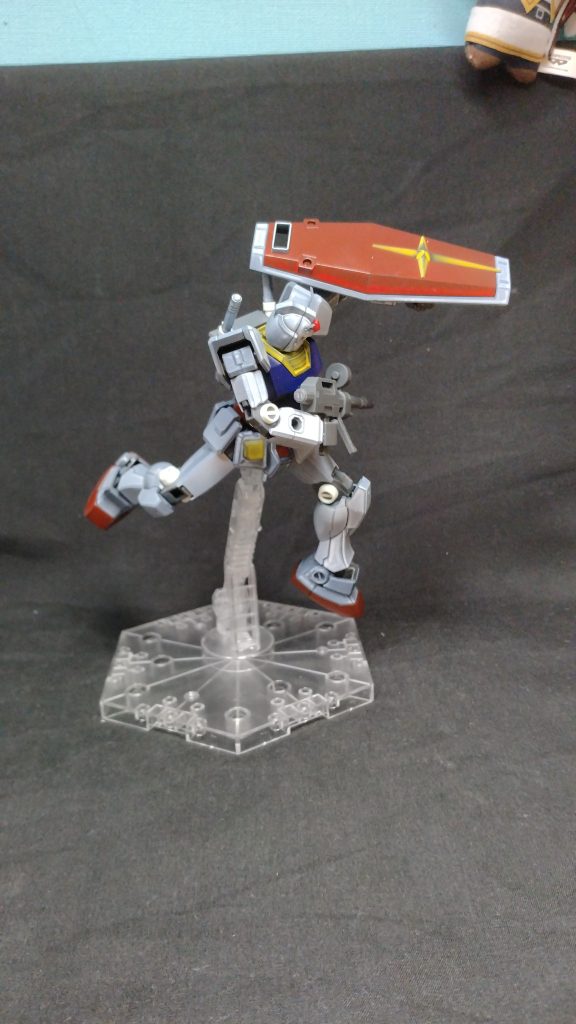 今回初めてサーフェイサーを使用して全塗装をしたのですが、白の塗料を1回で塗ろうとしてしまい、黒が隠れなくなってしまっています…