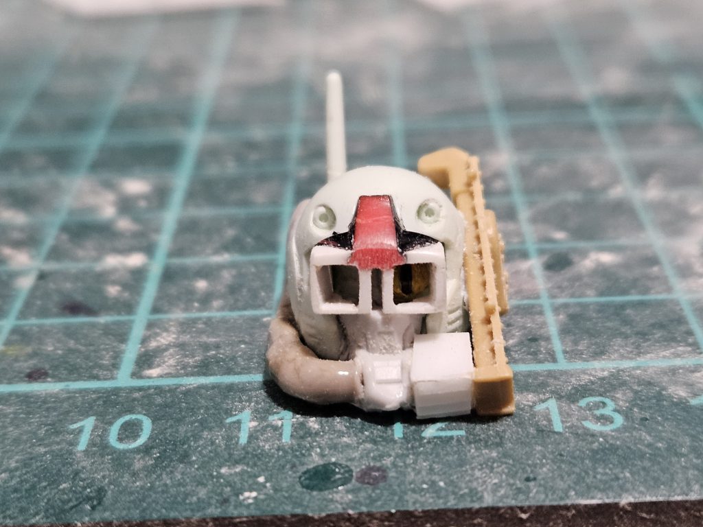 頭部は、ガンキャノンのバイザーを外してネジモールドを貼り付けて木星製の機体特有のモノアイ風にして、プラ板で制作したゴーグルとグシオンリベイクの頭部パーツを組み合わせ、さらに左側をプラ板製のダクトとジャンクパーツで組み合わせて頭部の完成です、