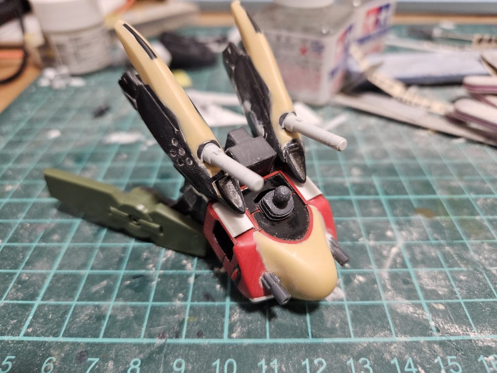 バックパックは、ビルダーズパーツとトリスタンのバックパックとグレイズのブースターを組み合わせて制作しました。