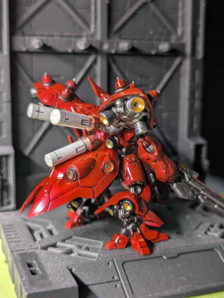 スカート部分オリジナルのままだとは少しのも足りなく感じたのでバーニアを追加してみました。わかりにくいですがバーニアはクリアブルーを使い少し焼けようにしました