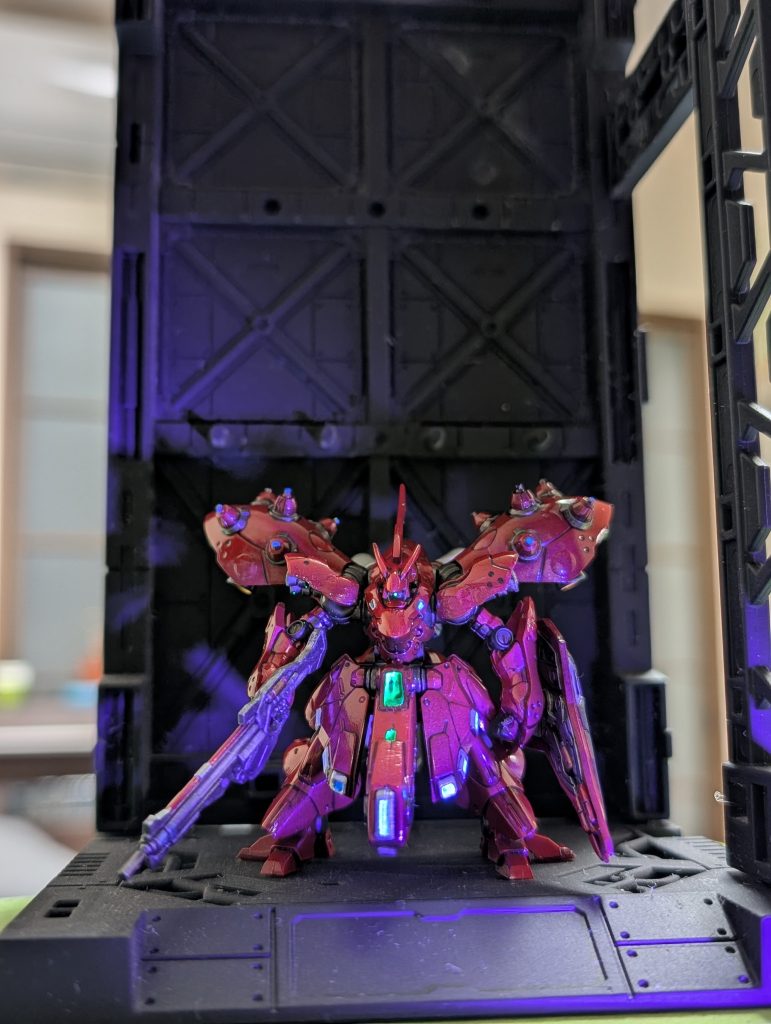 蛍光グリーンを使ってサイコフレームの輝きとモノアイが光る演出をしたかったのですが上手くできのかは正直ビミョーですね…モノアイは、はみ出さず塗れて良かったです