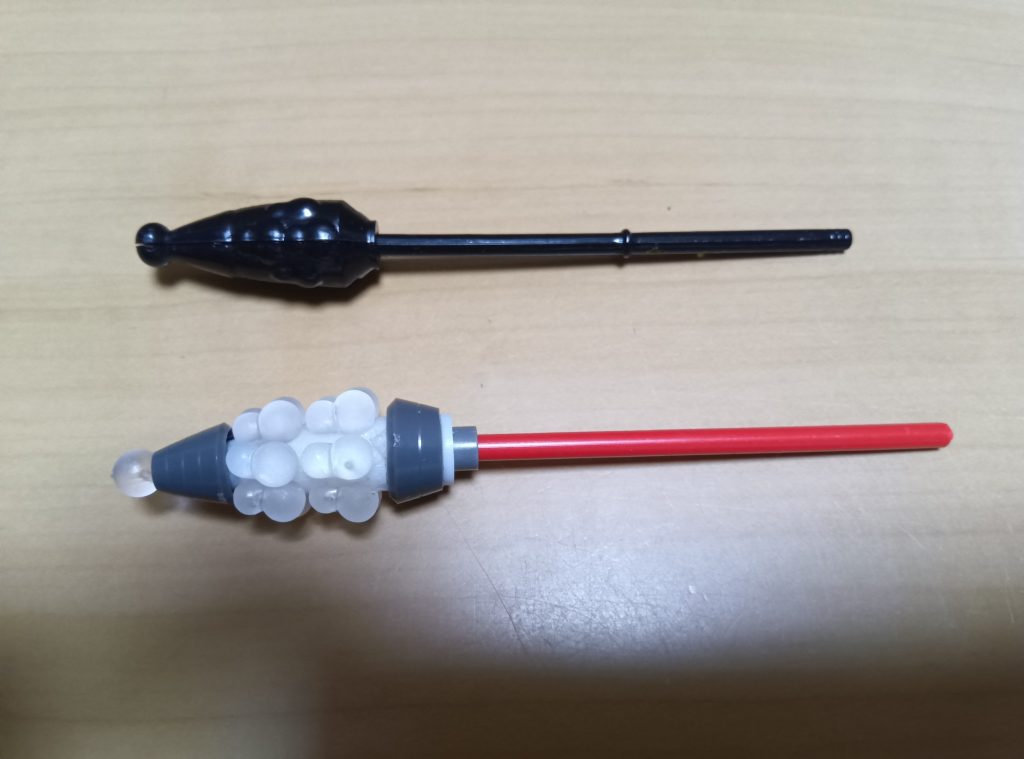 千生爆弾は有りモノを組み合わせ自作。先端の擬宝珠？はホビーベースのボールジョイント、上下はコトブキヤのバーニアパーツ、柄との接続部はwaveのプラサポ。瓢箪は以前使った百均のネイルシールで原型を作って、同じく百均のお湯プラで型を取り、UVレジンで複製したモノをプラパイプに貼り付け。写真では柄はランナーですが、プラ棒に変えて少し長くしました。