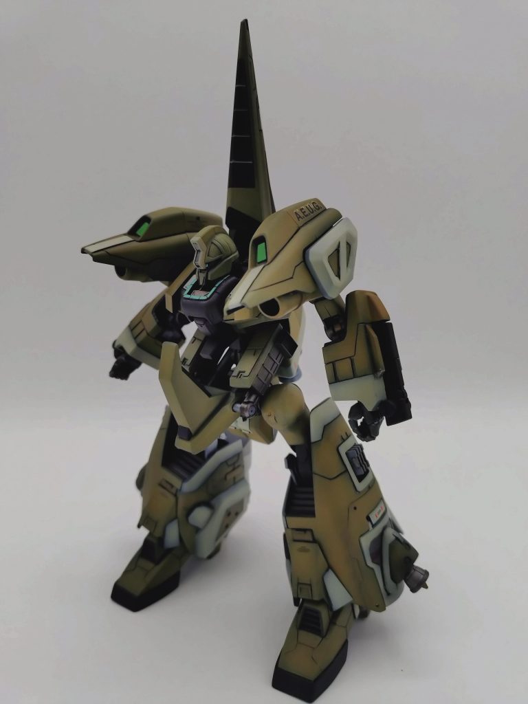 腰部分と膝部分に補強パーツし足にバーニア追加とディテールアップ全体にスジボリ追加とカラーは渋めにしております。