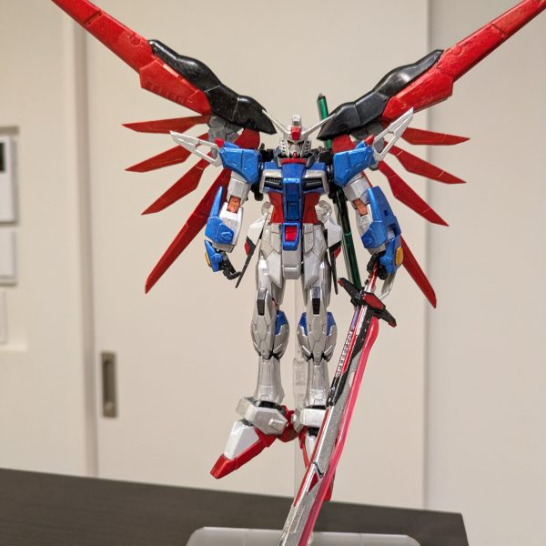ディスティニーガンダムSPECIIを作成中あとはデカールと関節部の発光ギミックのみ。蛍光塗料を何にするかを日々いろんな方の作例見て模索してます。（3枚目）