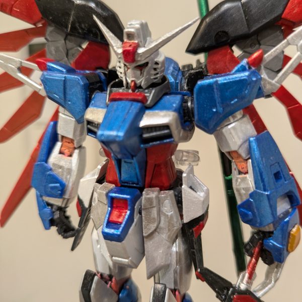 ディスティニーガンダムSPECIIを作成中あとはデカールと関節部の発光ギミックのみ。蛍光塗料を何にするかを日々いろんな方の作例見て模索してます。（5枚目）