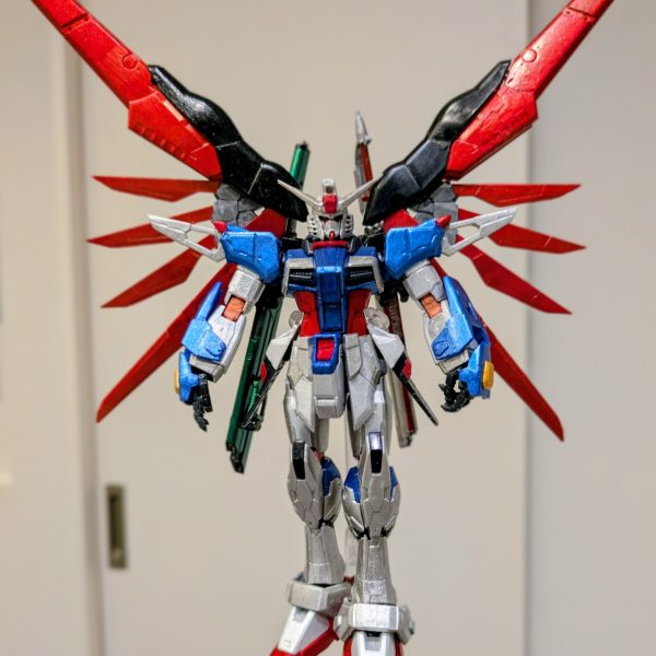 ディスティニーガンダムSPECIIを作成中あとはデカールと関節部の発光ギミックのみ。蛍光塗料を何にするかを日々いろんな方の作例見て模索してます。（4枚目）