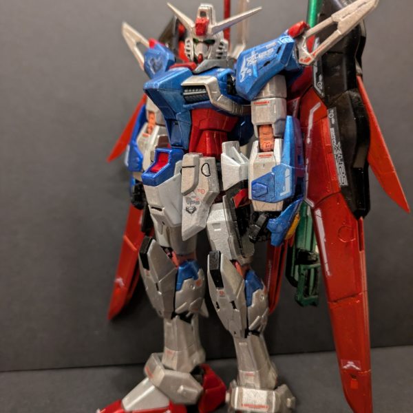 ディスティニーガンダムSPECIIを作成中あとはデカールと関節部の発光ギミックのみ。蛍光塗料を何にするかを日々いろんな方の作例見て模索してます。（6枚目）