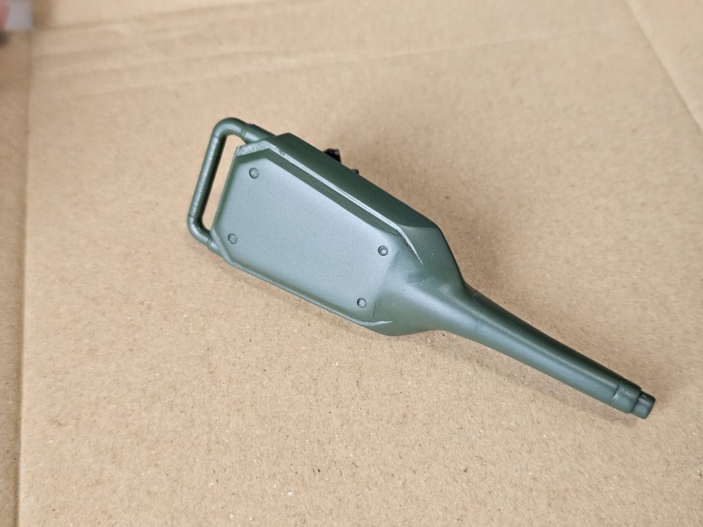 シールド兼ランスは、Ez-8のシールドと　　　スクランブルガンダムのシールドライフル　　　を組み合わせました