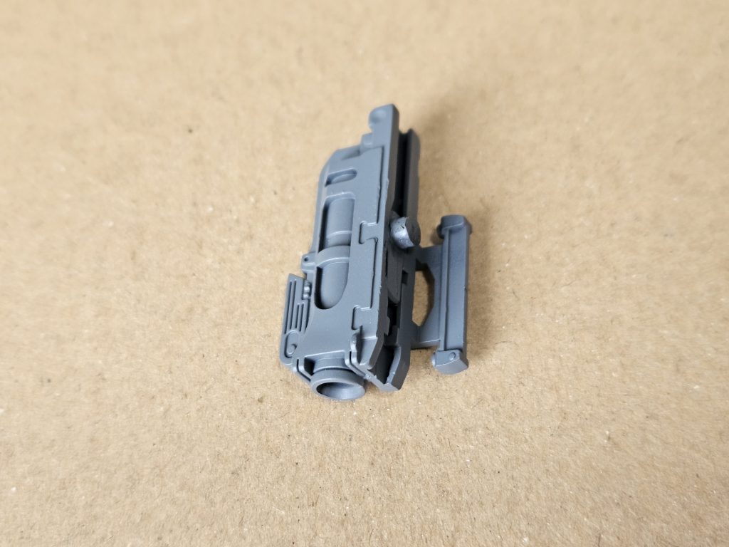 腕部グレネードランチャーは、コトブキヤのものを加工して腕部に取り付けられるようにしました。