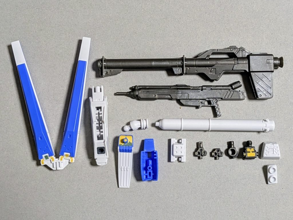 肉抜き埋めと後ハメ加工 このキットの1番の残念ポイントは…やっつけ感がヒドい無可動ファンネルですね…エラい目立つザックリしすぎな肉抜きがあり、しかも埋めづらいどうせなら全部可動ファンネルして欲しかった…