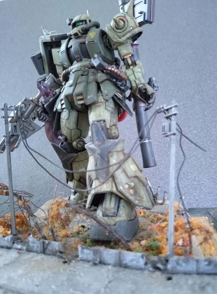 しかし、個人的には後付設定には興味はなく…映画ではコレに乗った知らない人達がドムのように地面の上を自由自在に滑っておりました。その滑りモノを見るといつも（滑って進んで一体どうやって止まるの？）と考えてしまいます。