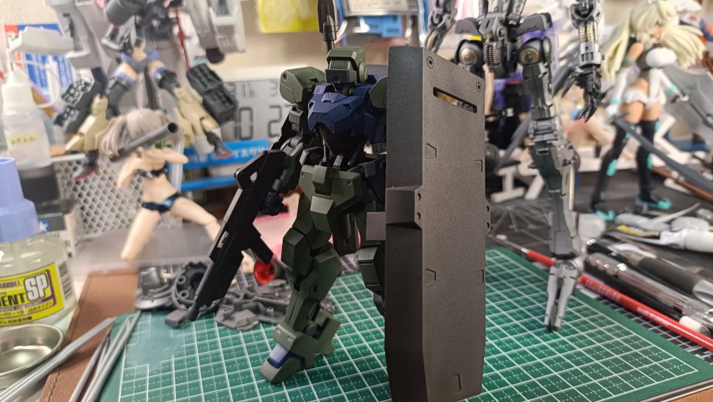 デカいほうのシールドは間延び感があったので不採用でw たぶん30MSの娘達のシールドにもってかれる。パワラリーなら機動隊っぽいから似合いそう。