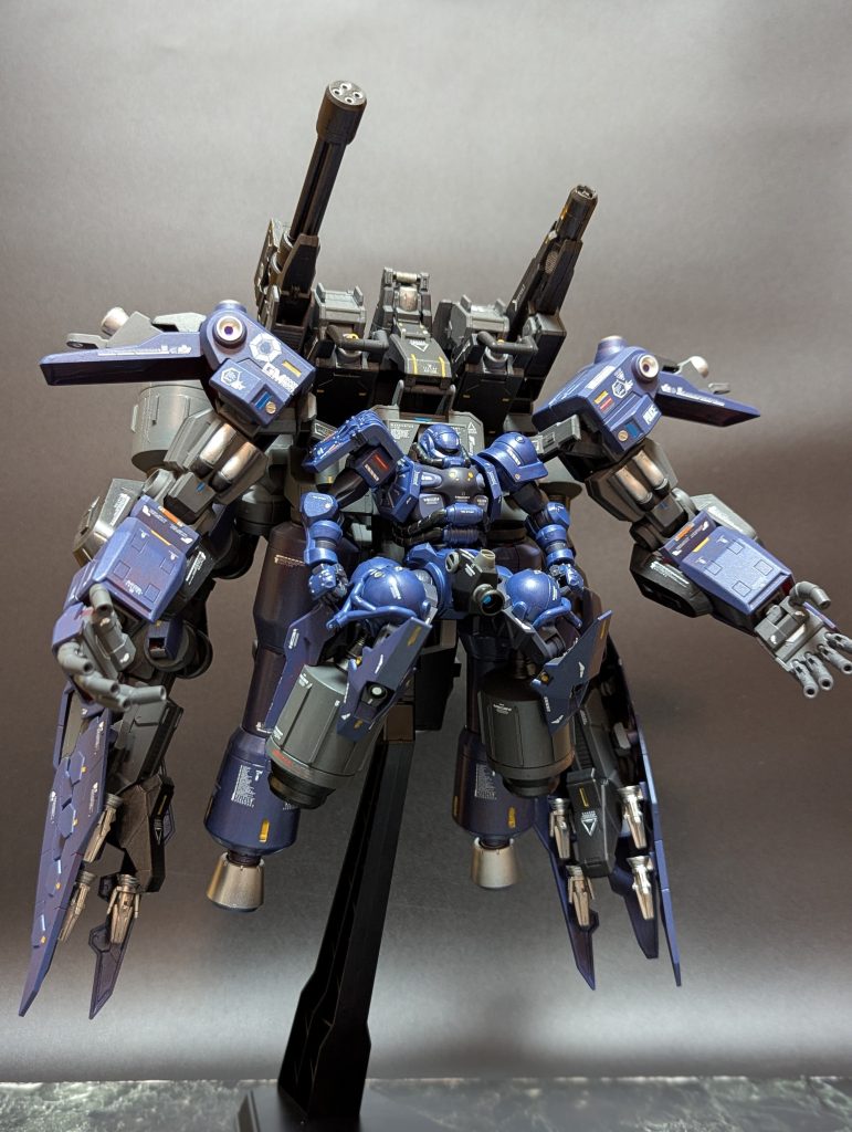 ティフォエウスガンダムキメラのクタン双竜型の足部分を付け替えてジークアクス版足のない機体にしました。なので名前はジオングをもじってディオングです。独自開発のⅢMM(スリーエムエム)接続により他機体への転用も出来る。完成時に『あんなの飾りです。上層部の人にはそれが分からんのですよ!』と言ったとか言ってないとか。