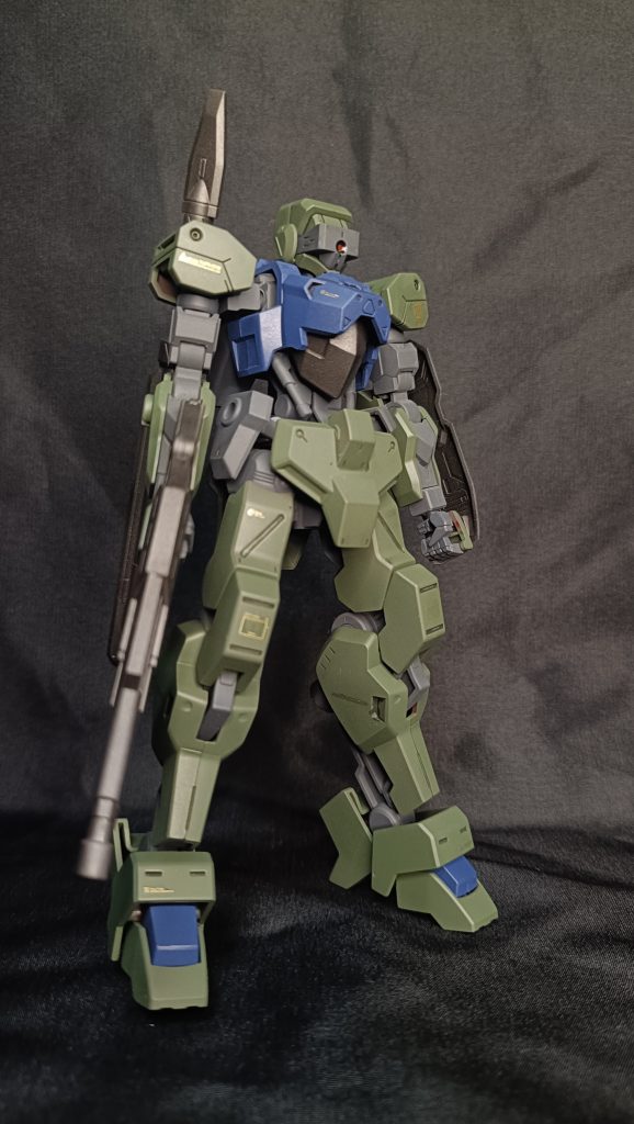 鉄華団使用時の機体色だとギャラルホルンから目を付けられる可能性もあったために旧式機のゲイレールと似たカラーリングとする事で別組織である事をアピールする。