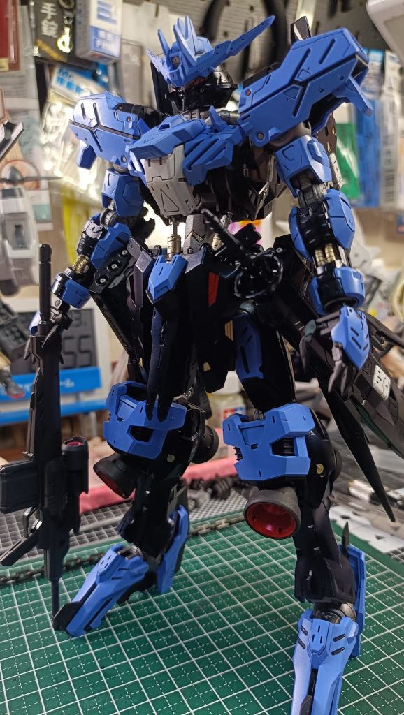 塗装後組み立てまでの状態…うん、やっぱデカール貼った時点で止めときゃキレイだったなwwちなみに艶消しは缶スプレーの水性プレミアムの高いやつ…前回エアブラシで詰まらせたから缶スプレーに戻したのに上手くいかねーな…