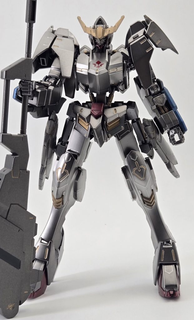 ＨＧガンダムバルバトス第6形態アイアンブラッドコーティングをメッキ部分はリタッチ&部分塗装しつつ、成型色はメタリック塗装し重厚感を出しました…