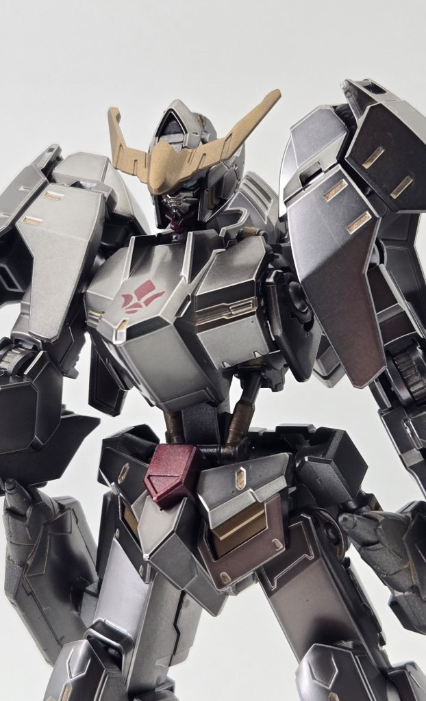 胸の鉄火団マークはマスキングして塗装しました