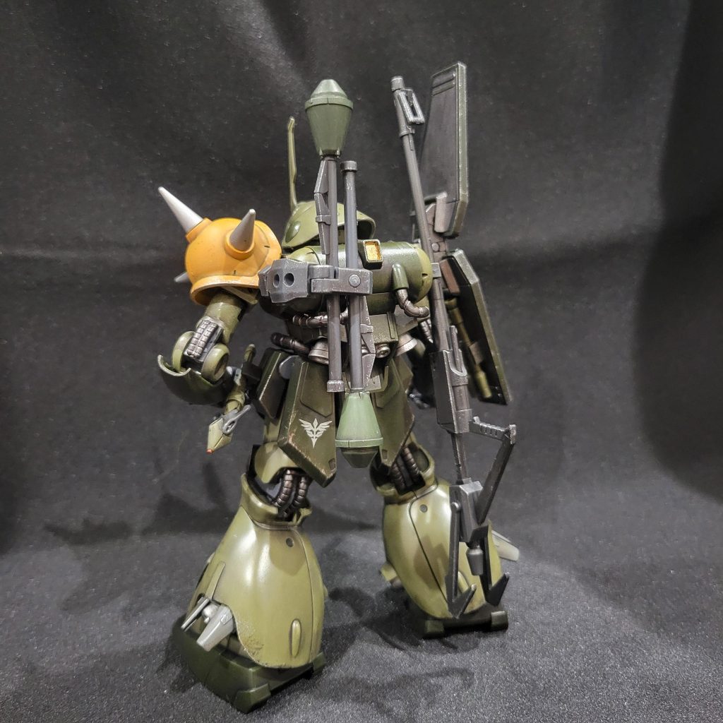 バックパック右側にはフェダーインライフル左側にはシュツルムファウストを装備シュツルムファウストは元ネタであろうパンツァーファウストを参考に色を塗りましたウミヘビは左側腰部にマウントアニメだとどこからそのウミヘビ出した?って疑問だったんでちゃんと携行させました