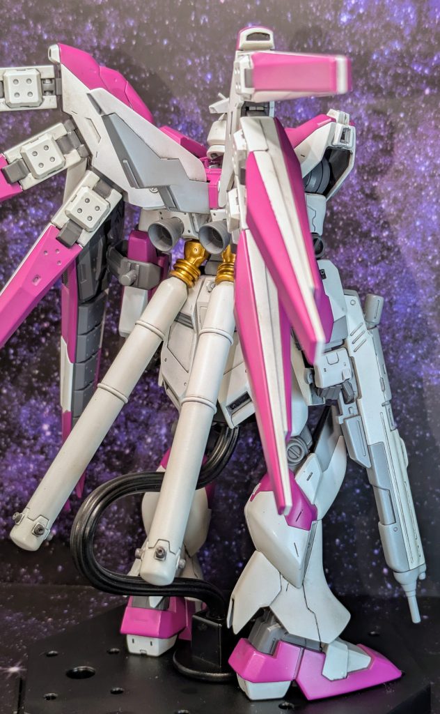 今回、グレーバイオレットの水性ホビーカラーがなんか悪さをして、ラッカーのホワイトの塗膜を思いのほか荒らしてくれたのでウェザリングでぼかしています。塗膜が上手くいっていた分悲しかったw