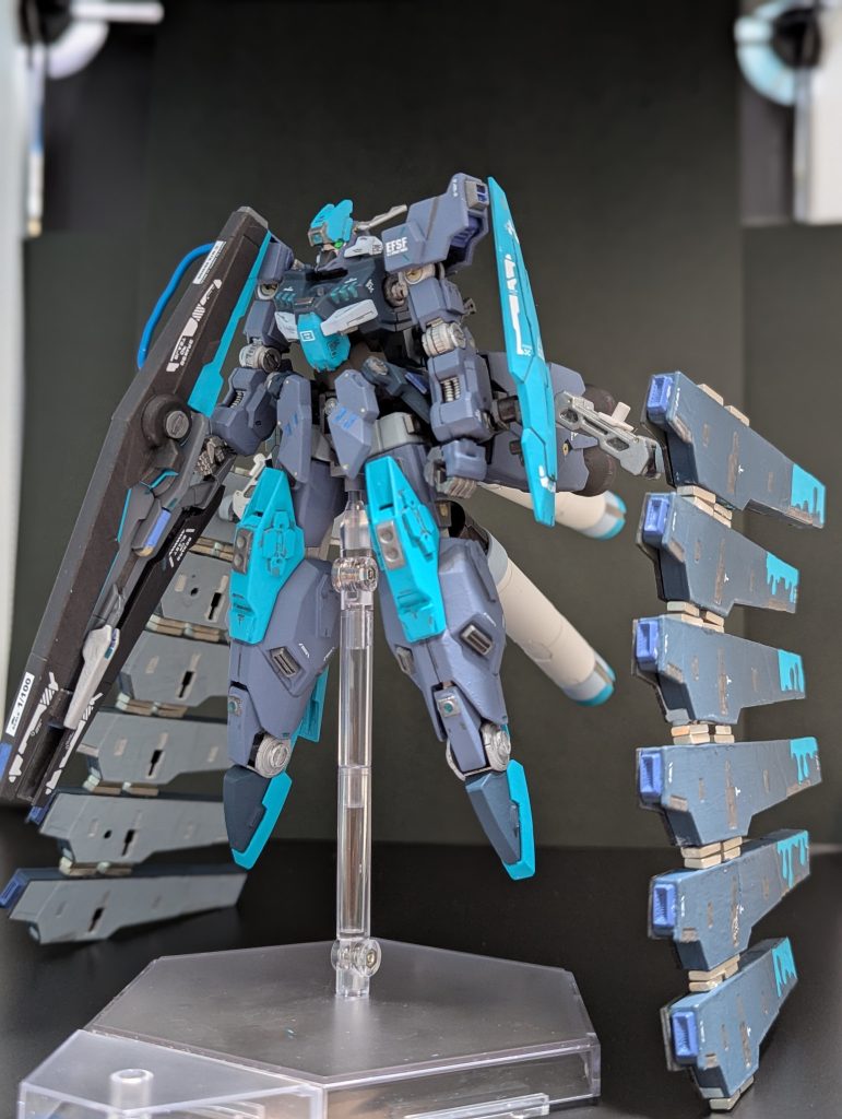 第2種兵装:背中の装備をパージして身軽さを得た状態。主には宙空戦で活用される。地上でもホバー移動が可能。