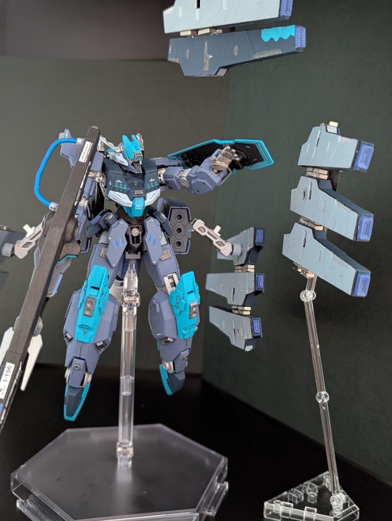 腰部のビームランチャーを展開。