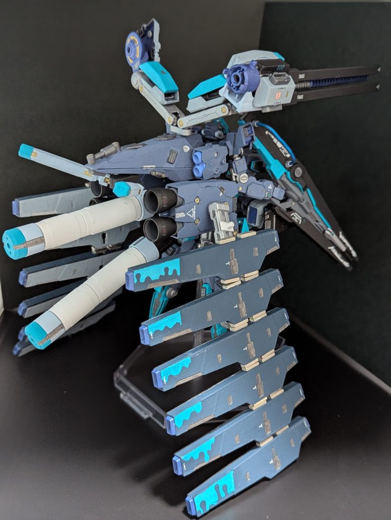 背面。デンドロビウムやナイチンゲールなどを参考に、盛り盛りをやりたくて作りました。腰のホルスタービットの水色はメルト迷彩。