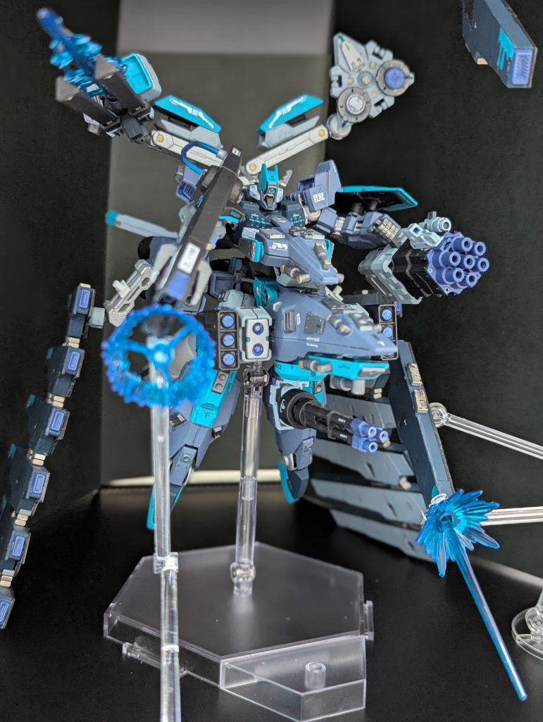 第1種兵装:デンドロビウムやサイコガンダムなどの技術を参考に、技術者の悪ノリで武装とブースターを盛りに盛っている。主には宇宙での活動・戦艦や基地の破壊を想定しており、質量度外視で重量級の装備を搭載している。しかし見た目とは裏腹に強化人間でなければ耐えられないほどの加速が可能である。