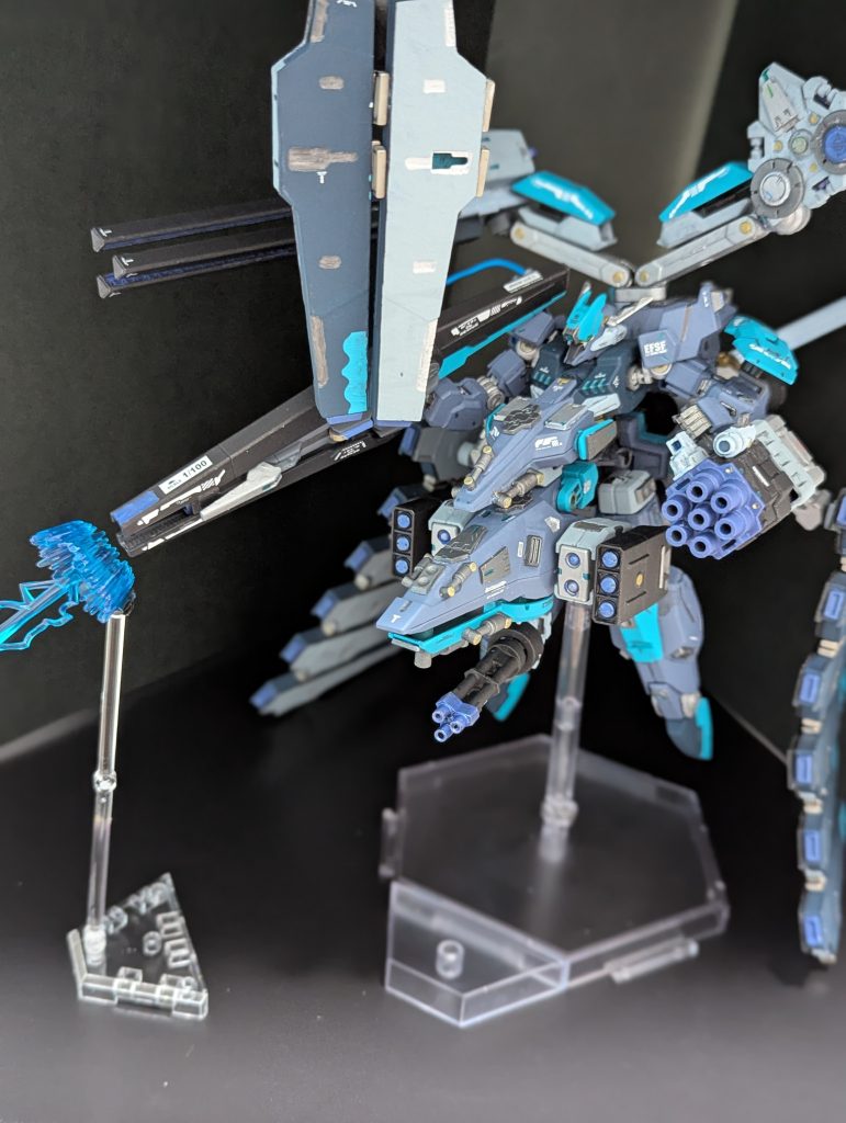 武装:腰部にブースター兼ビームキャノン。切り離してシールドとして個別展開も可能。肩に大型レールガン右手に大型ビームバズーカ左手にミサイルポッド