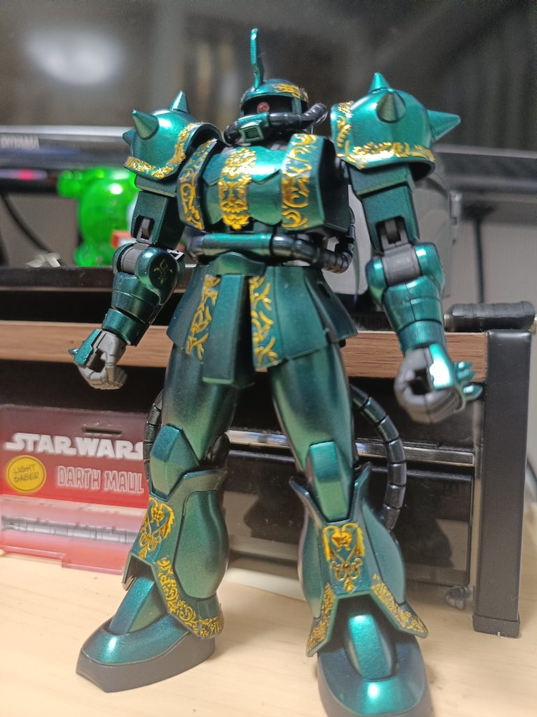 メタリックグリーンに塗装して各部エングレービングはAmazonで購入したネイルシールを切り貼り両肩共にスパイクアーマーに変更、スパイクの数と接地位置も違うのでレジンで複製して接着手甲にもプラ棒を加工してスパイク化