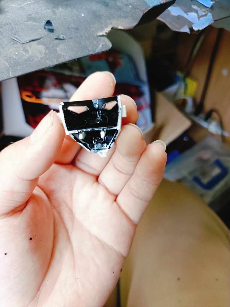 光が透けるので裏を黒に塗ります