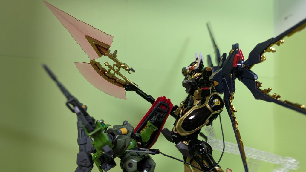 テールはインフィニットジャスティスのシールドにあるアンカーを使用。このようにMSに高圧電力をぶち込む攻撃が可能になった。