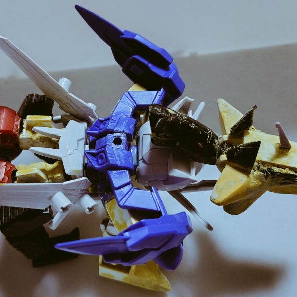 EXスタンダード ウイングガンダムゼロ改造、ガンホークW0(仮)&ダブルオーガンダム改造、ガンウルフ00(仮)完成しました。ガンホークW0(仮)はバードモード、ガンウルフ00はウルフモードにそれぞれ変形。 （6枚目）