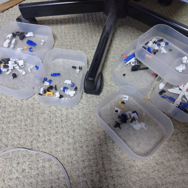 パーツがほぼ揃っていた５号機から製作。塗り分けも多いしジャンク品だからかなんだか不満点も多いキットでした。もう一体ほぼ同じものを作るのかー。ちょっとテンション下がり気味っす。（2枚目）
