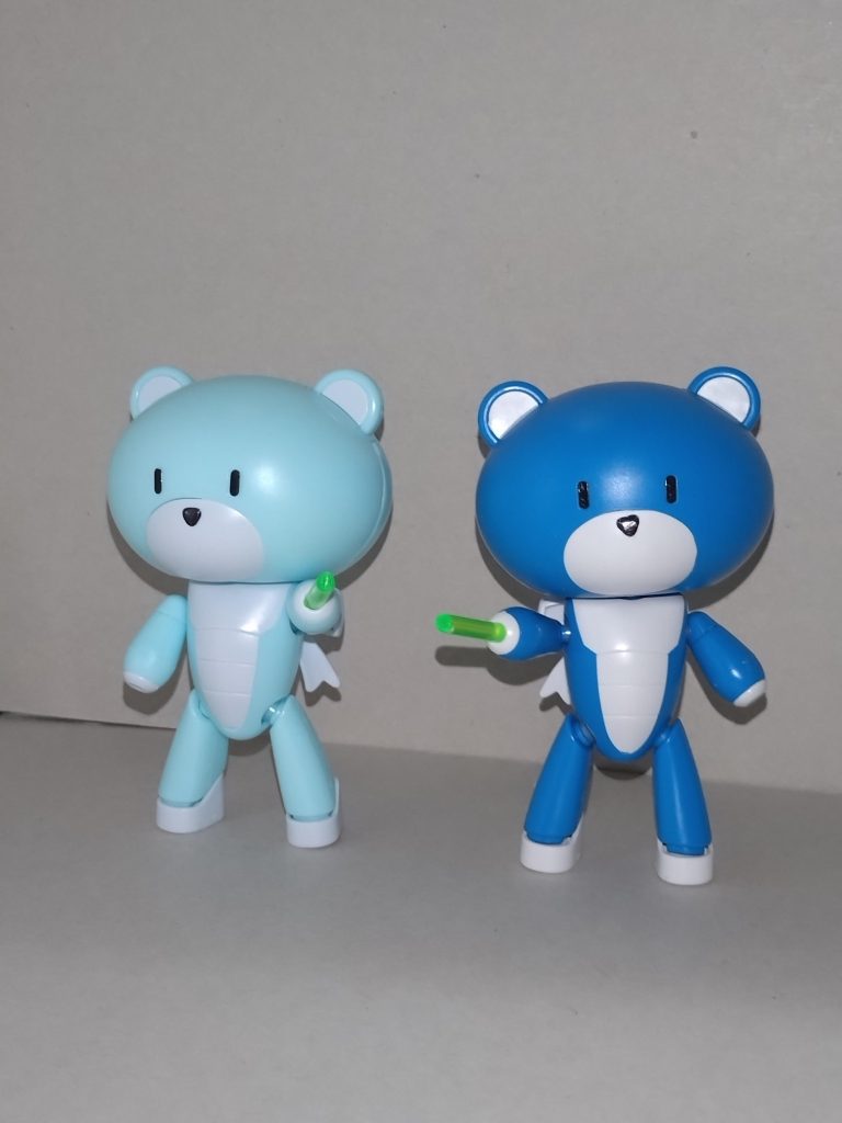 巴「まずはプチッガイだ。あこはハンデをつけるために2体つくることにしたんだが、ベアッガイF付属のやつとは別に、青のプチッガイも用意してたんだぜ」あこ「手に嵌めてるやつはサイリウム。サーベルパーツのランナーを切り出してつくりました」