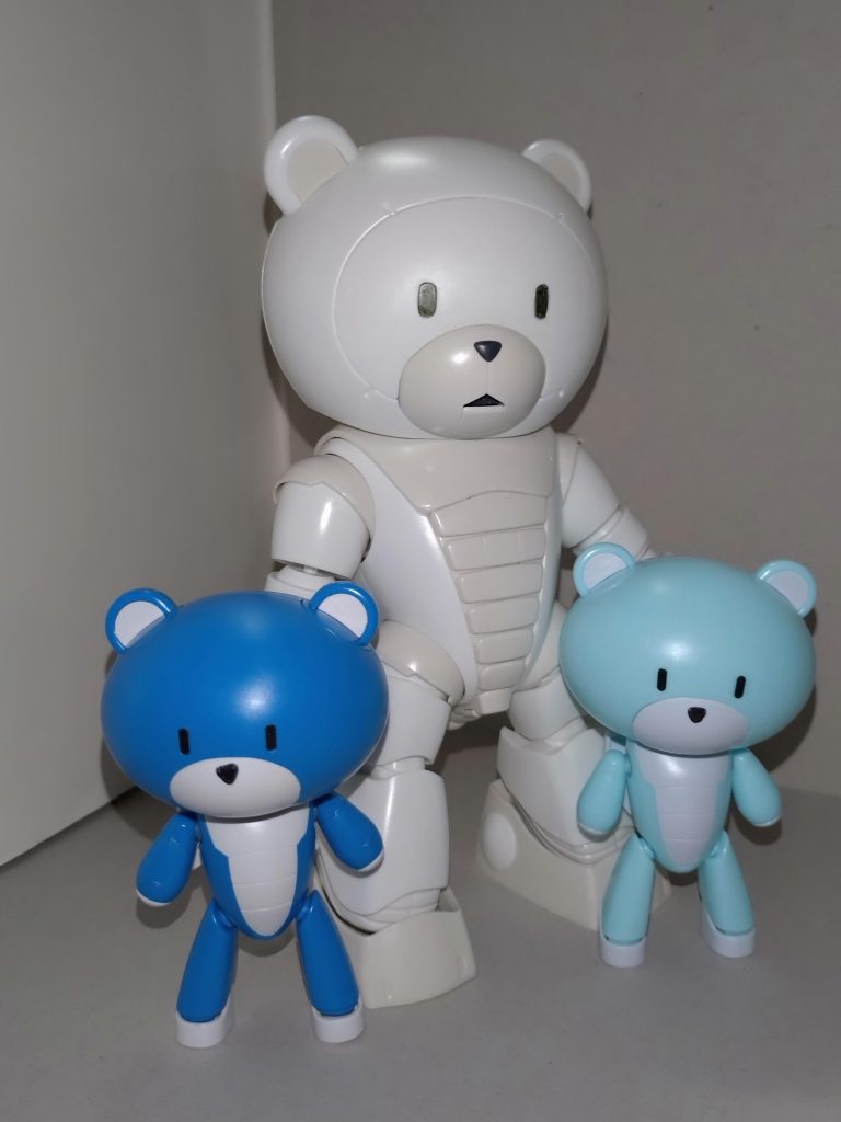 【概要】ベアッガイFAfterglowのドラムス担当・宇田川 巴が制作した「ママッガイ」と、妹でRoseliaのドラムス担当・宇田川あこが制作した2体の「プチッガイ」より成る。宇田川姉妹は以前にも、トリニティバイク(https://gumpla.jp/other/2162392)を制作し、姉妹共演を果たしていた。だがこの時点で、あこと同じRoselia所属の氷川紗夜、その双子の妹でPastel*palettes所属の氷川日菜、巴と同じAfterglow所属の羽沢つぐみ(いわゆる「さよひなつぐ」)が「愛機」であるミカエリスを2度ならず3度も改造する硬派路線を突き進んだのとは対照的に、宇田川姉妹は「ほのぼの系」へ路線変更。その結果つくられたのがこれらベアッガイFである。