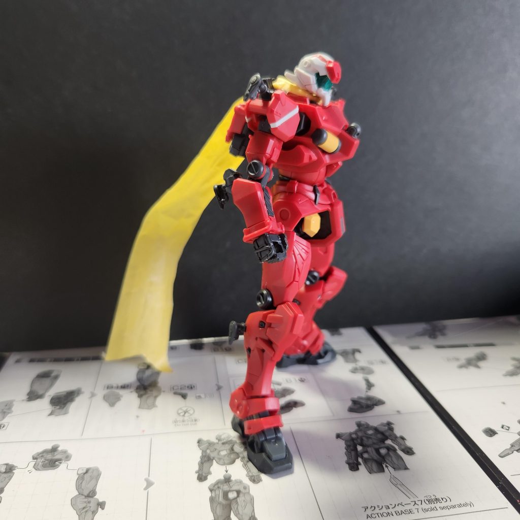 設定画を見てアイデア浮かんでましたが、マフラーをどうするか悩みました。結果マスキングテープを重ねて作りました。