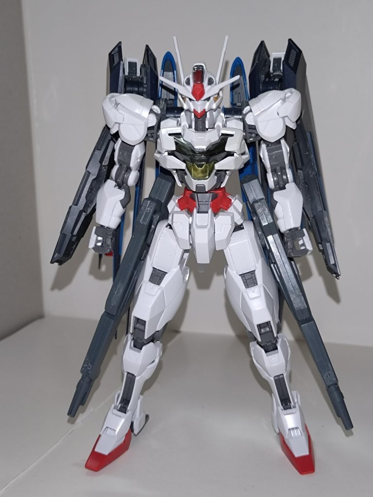 【概要】ZGMF/A-217MAX ライアットキャリバーンMAXMorfonicaのベース担当・広町七深が、ガンダムキャリバーンを土台に制作した「ライアットキャリバーン」は、火力に偏重しながらも、移動速度でも申し分ない実力を発揮していたが、シールドを持たないため防御力に不安があった。その七深がマウンテンサイクルから取り出したパーツを使い、2次改造を施したのが本機である。